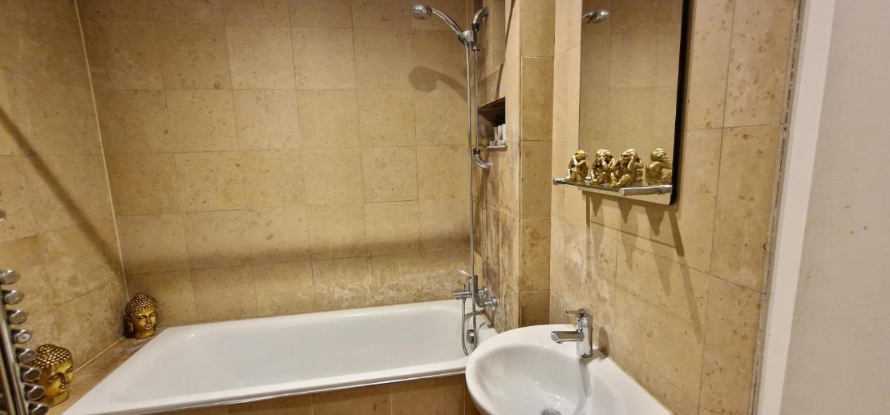 Appartement Action Packed Local 3Br 1 Mins Walk To Everything à Londres Extérieur photo