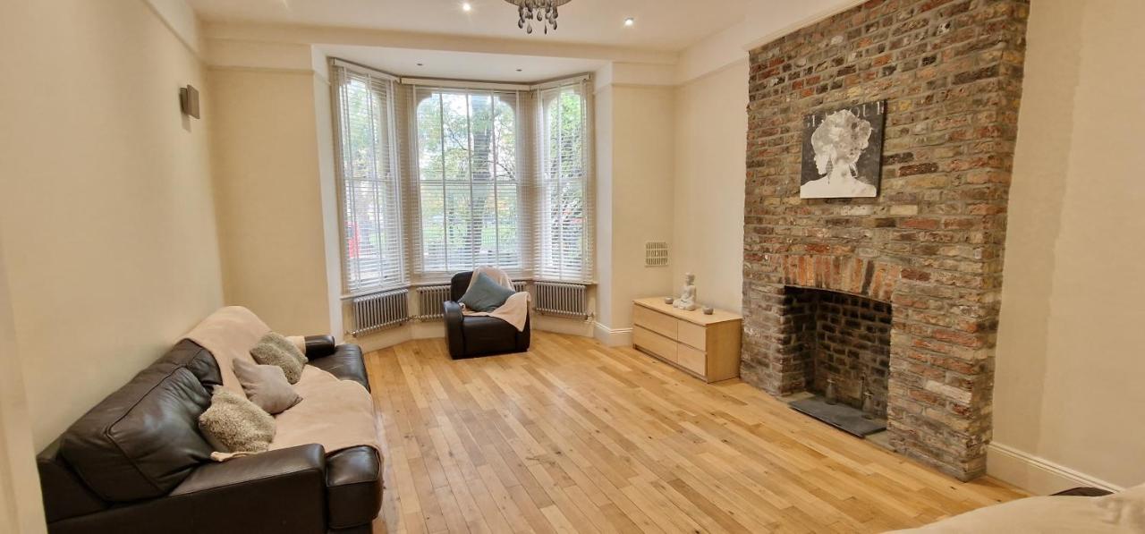 Appartement Action Packed Local 3Br 1 Mins Walk To Everything à Londres Extérieur photo